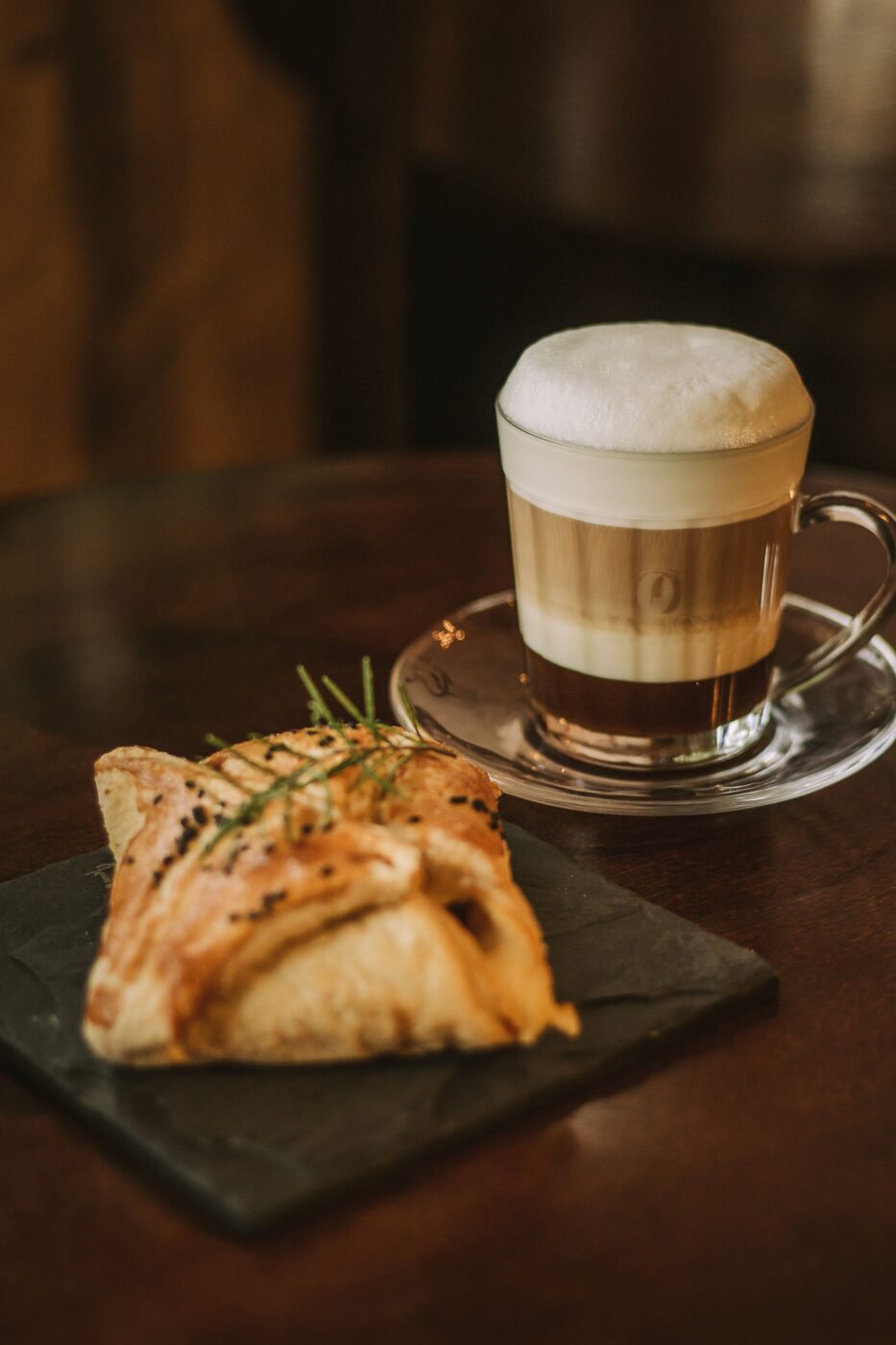 Pastel de hojaldre con café